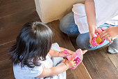 日本の女の子幼児でパッティングの靴、Mother ホールディング 他の靴
