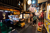 夜に東京を歩く人々とメモリーレーン路地で日本の居酒屋のパブレストラン