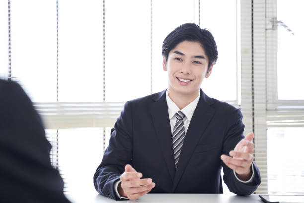 オフィスで働く日本人男性ビジネスマン - スーツ　男性 ストックフォトと画像