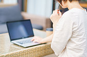 日本の中年女性は自宅でオンラインで働いています