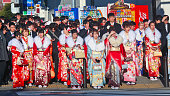 横浜の路上着物や「成人の日」スーツを着ている日本の新成人