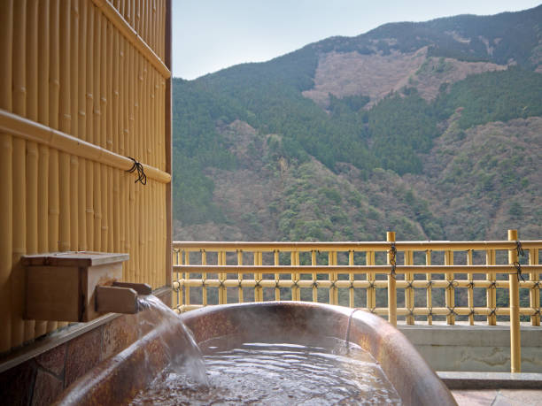 日本の温泉専用の屋外ホットタブ マウンテン ビュー - 宿屋 ストックフォトと画像