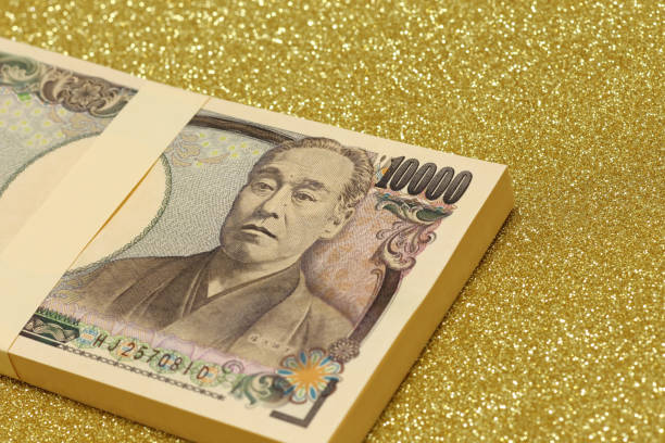 日本の紙幣、金の背景に現金の札束 - 札束 ストックフォトと画像