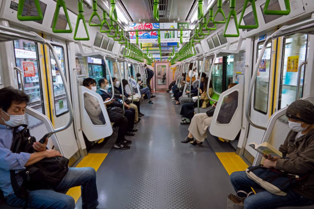日本人は電車の中で社交的な関係を保つ。 - 電車 ストックフォトと画像
