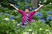 アジサイの庭を楽しむ日本の年配の女性