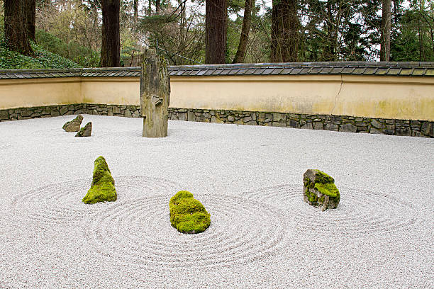 японская каменная и песок сад на крыше с плиткой стены - японский сад камней стоковые фото и изображения