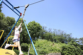 飛ぶキツネと遊ぶ日本の学生の女の子(6歳)