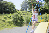 飛ぶキツネと遊ぶ日本の学生の女の子(6歳)