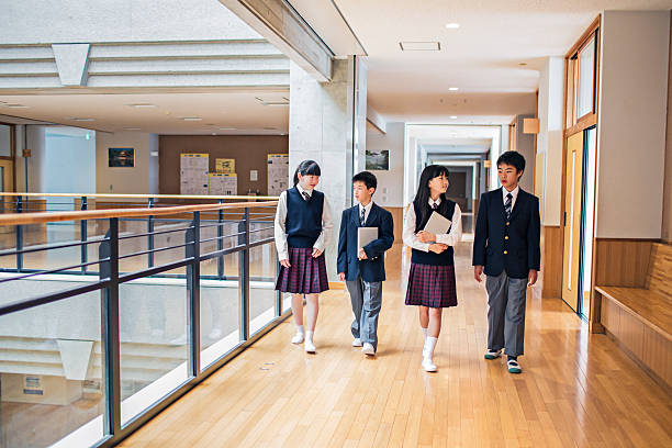 日本の学生の学校の廊下で歩く - 制服 ストックフォトと画像