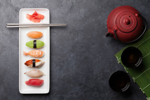 japanisches sushi-set - kannestein stock-fotos und bilder