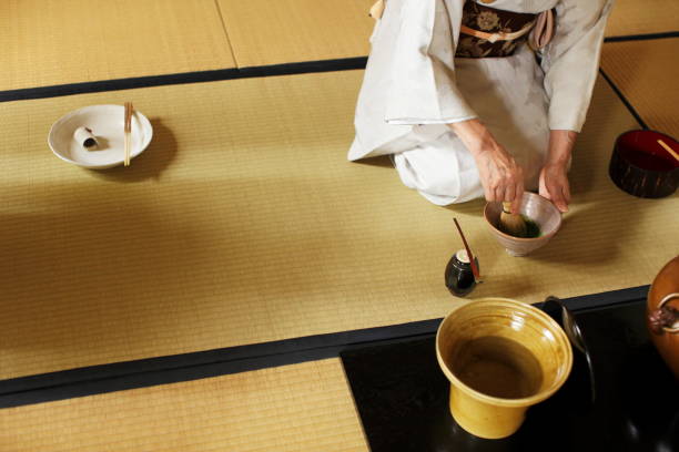 お茶の茶碗を作る茶道「佐渡」 - 茶室 ストックフォトと画像