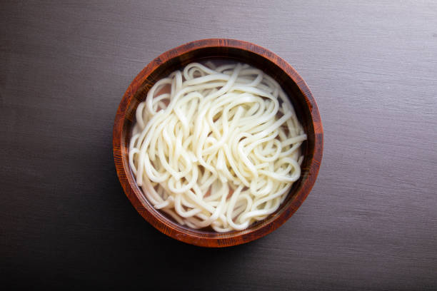 日本の伝統料理、うだんのレシピ - うどん 上から ストックフォトと画像