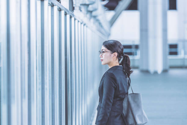 日本の都市ビジネス女性 - スーツ ストックフォトと画像