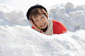 雪の中で楽しい時を過す日本人女性