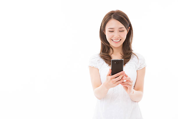 スマートフォンを持つ日本人女性 - スマホ　女性　日本人 ストックフォトと画像