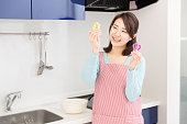 台所で日本人女性