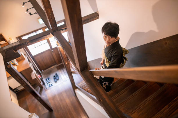 階段 降りる 日本人のストックフォト Istock