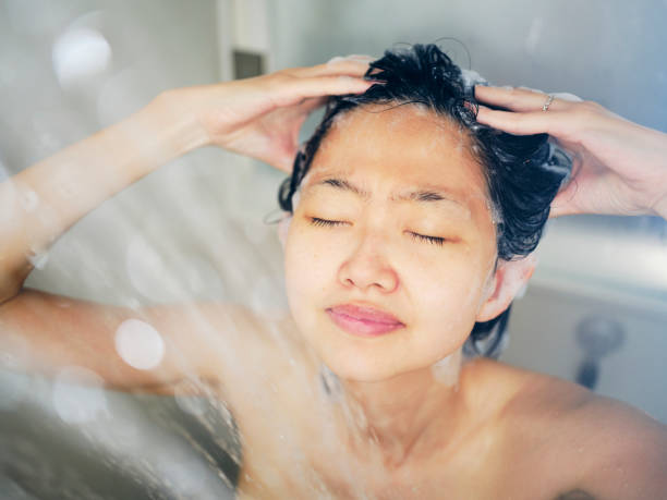 japanse vrouw die een douche neemt - woman washing hair stockfoto's en -beelden