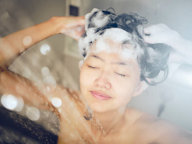 japanse vrouw die een douche neemt - woman washing hair stockfoto's en -beelden