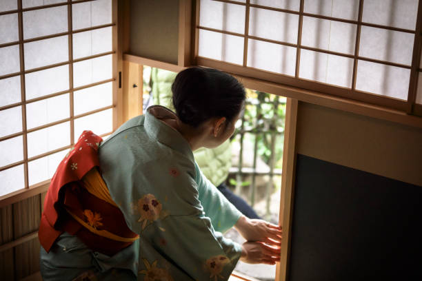 緑の着物に茶ルーム日本女性の着物を着て日本の女性は、伝統的な日本の茶道で使用する茶室では。 - 茶室 ストックフォトと画像