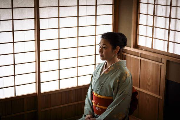 緑の着物に茶ルーム日本女性の着物を着て日本の女性は、伝統的な日本の茶道で使用する茶室では。 - 茶室 ストックフォトと画像