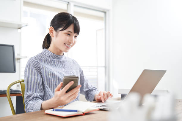 自宅で私服で働く日本人女性 - 笑顔 ストックフォトと画像