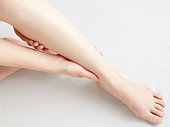 足の腫れを心配する日本の女性