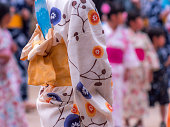 日本女性の伝統的なカジュアルな夏を身に着けているコスチューム「浴衣」「きもの」