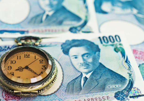 日本円と懐中時計 - 配当金 ストックフォトと画像