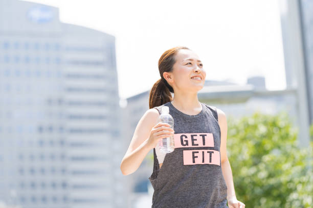 日本の若い女性が走る - ダイエット 写真 ストックフォトと画像