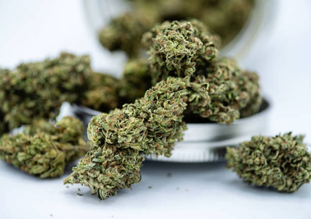 kruik van knoppen - marihuana gedroogde cannabis stockfoto's en -beelden