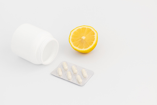 丸薬、レモンと白い背景に水疱を持つ瓶。 - ストックフォト・写真素材...