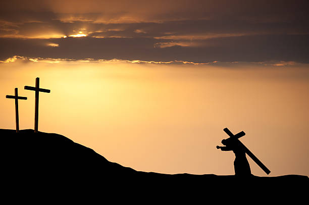 jésus portant la croix sur le vendredi saint - good friday photos et images de collection
