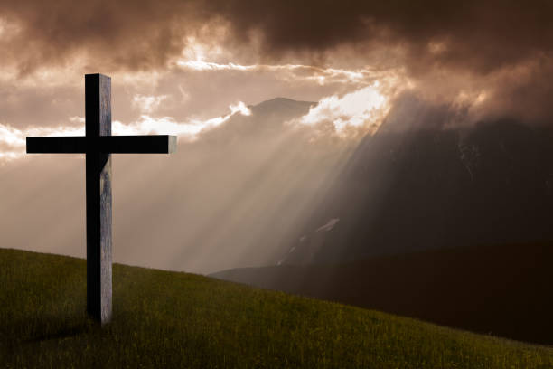 jésus christ croix. croix en bois chrétienne, ciel, lumière dramatique, montagne - good friday background photos et images de collection