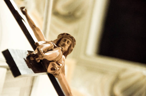 jésus christ suspendu à une vieille croix dans l’église, closeup - good friday photos et images de collection
