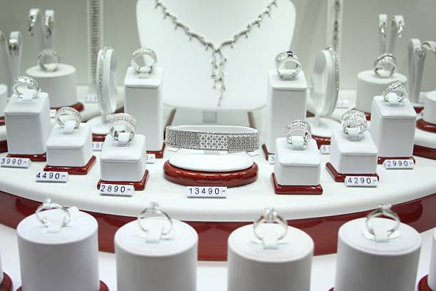 jewellery store - diamant ring display stockfoto's en -beelden