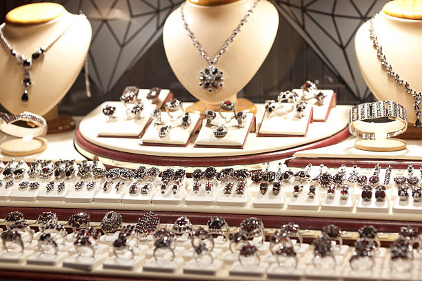 jewelry on window display - diamant ring display stockfoto's en -beelden
