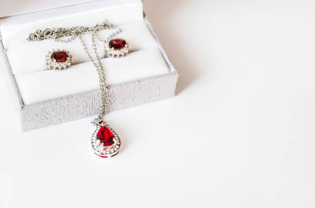 smycken set med röda pärlor i rutan, uppifrån. - earring above bildbanksfoton och bilder