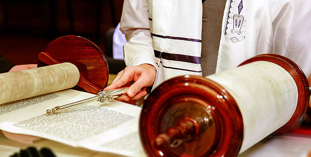 jewish man dressed in ritual clothing - synagogue stok fotoğraflar ve resimler