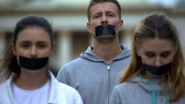 journalisten met getatoeëerde mond, schending van spraak vrijheid, corruptie omkoping - plakband mond stockfoto's en -beelden