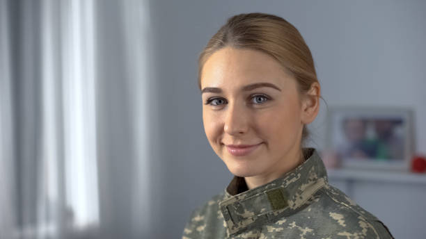femme de soldat joyeux dans l'uniforme militaire regardant dans l'appareil-photo, jour d'indépendance - camouflage ukraine photos et images de collection