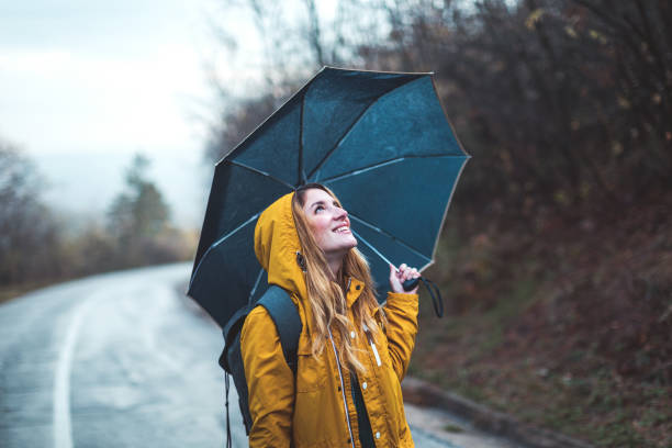 blije vrouw in aard - rain woman sun stockfoto's en -beelden