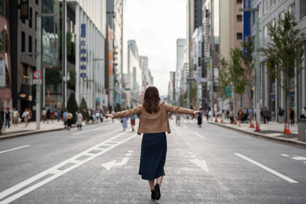 腕が付いている通りを歩いてうれしそうな女性を開く - 楽しい ストックフォトと画像