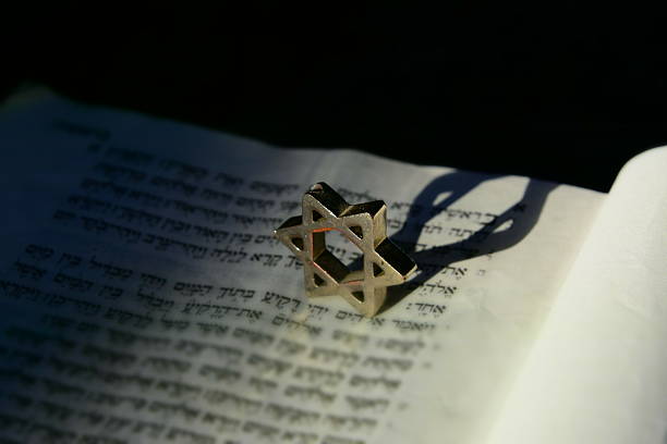 иудаизм и вера - holocaust remembrance day стоковые фото и изображения