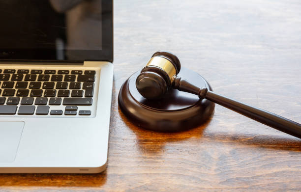 martello giudice e un portatile, sfondo di legno. concetto di asta online - tribunale foto e immagini stock