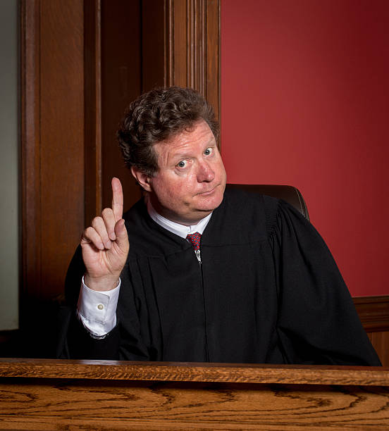Судья угрожал. Судья грозит пальцем. Судья указывает пальцем.