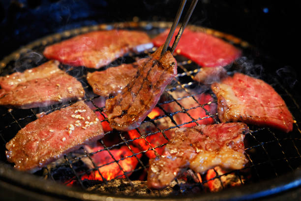 ネットで焼いたジューシー肉 - 日本食 写真 ストックフォトと画像