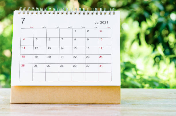 mostrador del calendario de julio de 2021 para que el organizador planifique y recuerde en mesa de madera - july fotografías e imágenes de stock