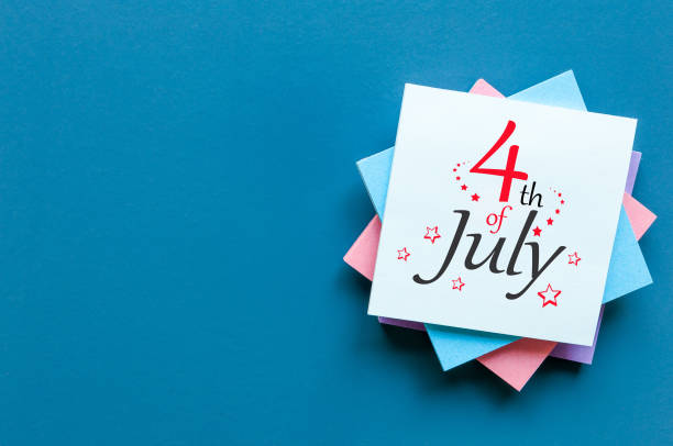 4 июля. изображение календаря от 4 июля на синем фоне. летний день. пустое пространство для текста. день независимости америки - july 4 стоковые фото и изображения