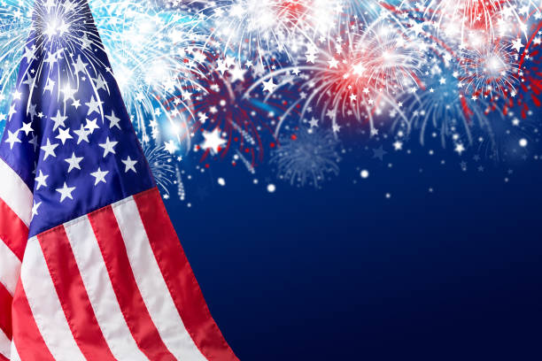 diseño de día de independencia estados unidos 4 de julio la bandera americana con fondo de fuegos artificiales - july 4 fotografías e imágenes de stock